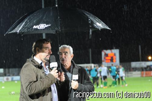 Raymond Domenech et son collègue de Ma Chaîne Sport sous la pluie