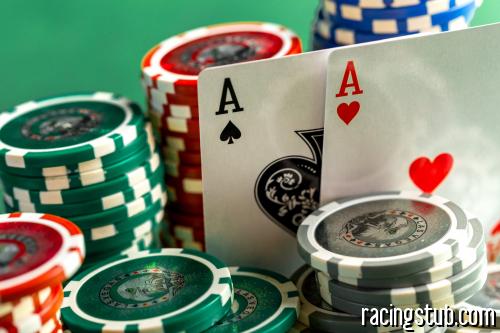cartes-jetons-pour-poker-table-verte.jpg