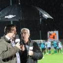 Raymond Domenech et son collègue de Ma Chaîne Sport sous la pluie